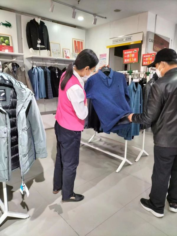 【新时代商厦宝龙店】企业文化践行者（14）为顾客推荐合适的商品